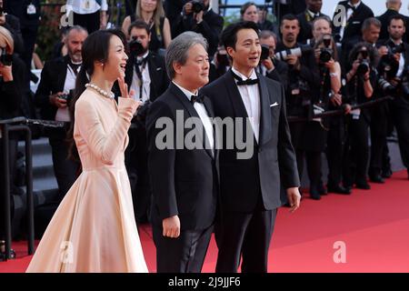 Cannes. 24.. Mai 2022. Die Schauspielerin Tang Wei (vorne L), der Regisseur, Produzent und Drehbuchautor Park Chan-Wook (vorne C) und der Schauspieler Park Hae-Il kommen am 23. Mai 2022 zur Vorführung des Films „Decision to Leave (Heojil Kyolshim)“ während der Filmfestspiele von Cannes 75. in Cannes, Südfrankreich, an. Quelle: Xinhua/Alamy Live News Stockfoto