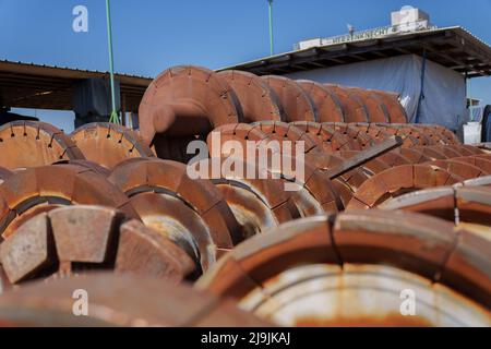 Kehl, Deutschland. 28. April 2022. Auf dem Gelände der Herrenknecht AG Rebuild Services in Kehl liegen Schneckenspiralen eines Schneckenförderers. Hier zerlegt der Tunnelbohrmaschinenhersteller alte Maschinen in ihre Einzelteile, bereitet sie vor und montiert sie wieder. (To dpa 'alt in neu verwandeln - wo Tunnelbohrmaschinen auseinandergerissen werden') Quelle: Benedikt Spether/dpa/Alamy Live News Stockfoto