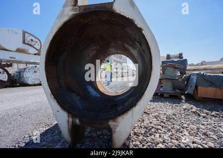 Kehl, Deutschland. 28. April 2022. Auf dem Gelände der Herrenknecht AG Rebuild Services in Kehl liegt ein Teleskoprohr einer Schneckenförderanlage. Hier zerlegt der Tunnelbohrmaschinenhersteller alte Maschinen in ihre Einzelteile, bereitet sie vor und montiert sie wieder. (To dpa 'alt in neu verwandeln - wo Tunnelbohrmaschinen auseinandergerissen werden') Quelle: Benedikt Spether/dpa/Alamy Live News Stockfoto