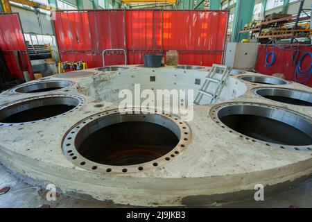 Kehl, Deutschland. 28. April 2022. Auf dem Gelände der Herrenknecht AG Rebuild Services in Kehl liegt ein Getriebegehäuse des Schneidantriebs. Hier zerlegt der Tunnelbohrmaschinenhersteller alte Maschinen in ihre Einzelteile, bereitet sie vor und montiert sie wieder. (To dpa 'alt in neu verwandeln - wo Tunnelbohrmaschinen auseinandergerissen werden') Quelle: Benedikt Spether/dpa/Alamy Live News Stockfoto