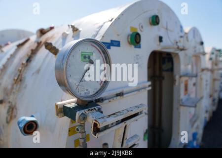 Kehl, Deutschland. 28. April 2022. Druckluftschlösser für Menschen befinden sich auf dem Gelände der Herrenknecht AG Rebuild Services in Kehl. Hier zerlegt der Tunnelbohrmaschinenhersteller alte Maschinen in ihre Einzelteile, bereitet sie vor und montiert sie wieder. (To dpa 'alt in neu verwandeln - wo Tunnelbohrmaschinen auseinandergerissen werden') Quelle: Benedikt Spether/dpa/Alamy Live News Stockfoto