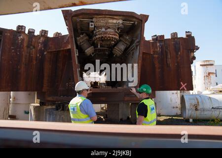 Kehl, Deutschland. 28. April 2022. Olaf Kortz (l.) und Dominic Schultze stehen an einem begehbaren Schneidrad auf dem Gelände der Herrenknecht AG Rebuild Services in Kehl. Hier zerlegt der Tunnelbohrmaschinenhersteller alte Maschinen in ihre Einzelteile, konditioniert sie und montiert sie wieder. (To dpa 'alt in neu verwandeln - wo Tunnelbohrmaschinen auseinandergerissen werden') Quelle: Benedikt Spether/dpa/Alamy Live News Stockfoto