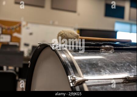 Selektiver Fokus auf eine marschierende Bassdrum in einem Schulzimmer. Stockfoto