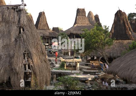 Das traditionelle Dorf Tarung und ein Teil des traditionellen Dorfes Waitabar sind von Waitabar in Soba Wawi, Loli, Waikabubak, West Sumba, Ost Nusa Tenggara, Indonesien. Stockfoto