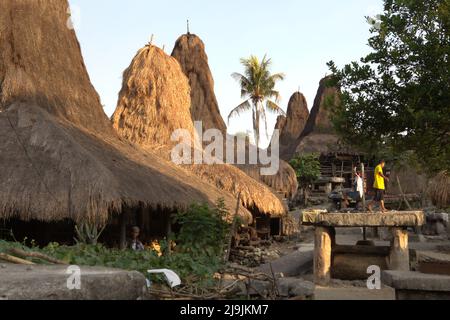 Das traditionelle Dorf Tarung und ein Teil des traditionellen Dorfes Waitabar sind von Waitabar in Soba Wawi, Loli, Waikabubak, West Sumba, Ost Nusa Tenggara, Indonesien. Stockfoto