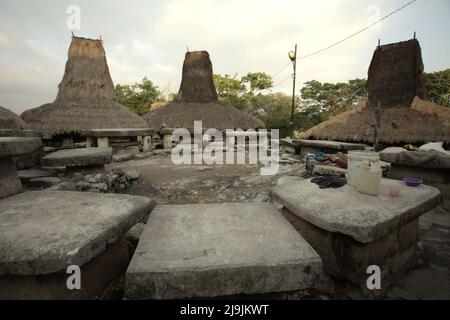 Megalithgräber im traditionellen Dorf Tarung in Soba Wawi, Loli, Waikabubak, West Sumba, East Nusa Tenggara, Indonesien. Stockfoto