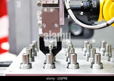 Automotive Teile Verpackungsprozess für den Transfer auf automatisierte Förderanlagen Industrieautomation Stockfoto
