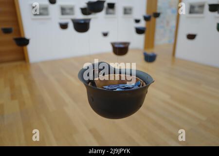 Installation 'Helme/ Piece of Sky' von Yoko Ono im Museum der bildenden Künste in Leipzig, Sachsen Stockfoto