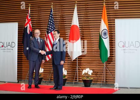 Tokio, Japan. 24.. Mai 2022. Der japanische Premierminister Fumio Kishida (R) begrüßt den australischen Premierminister Anthony Albanese (L) in der Eingangshalle des japanischen Premierministers in Tokio. (Bild: © POOL via ZUMA Press Wire) Stockfoto