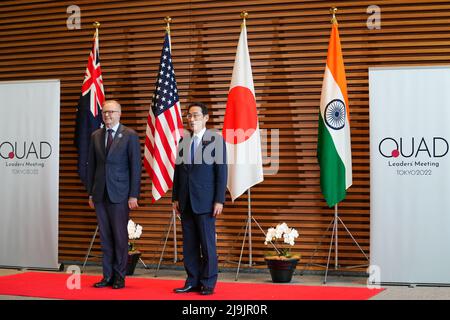 Tokio, Japan. 24.. Mai 2022. Der japanische Premierminister Fumio Kishida (R) begrüßt den australischen Premierminister Anthony Albanese (L) in der Eingangshalle des japanischen Premierministers in Tokio. (Bild: © POOL via ZUMA Press Wire) Stockfoto