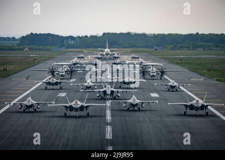 13. Mai 2022 - Misawa Air Base, Aomori, Japan - 16 US Air Force F-16cm Fighting Falcons, 12 Japan Air Self-Defense Force F-35A Lightning II Joint Strike Fighters, zwei JASDF E-2C Hawkeys, ein JASDF CH-47 Chinook, ein US Navy EA-18G Growler, ein USN C-12 Huron, Und ein USN P-8 Poseidon führt eine Demonstration der Fähigkeiten des Flügels durch, um eine einwöchige Bereitschaftsübung auf der Misawa Air Base, Japan, am 13. Mai 2022, zu kulminieren. Die Formation war Teil eines Routineübungsszenarios, in dem die Fähigkeit des 35. Fighter Wings getestet wurde, zur Unterstützung der Verteidigung Japans und anderer Partnerländer Luftstrom zu erzeugen, e Stockfoto