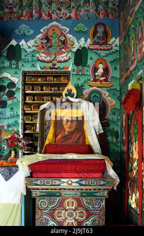 Buddhistischer Tempel in Itanagar, Arunachal, Indien. Der Dalai Lama verehrt als Inkarnation von Lord Buddha. Wandfresken über das himmlische Leben. Manuskript Regal auf der Rückseite. Stockfoto