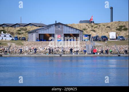 Hvide Sande, Dänemark. 21. April 2022. Angler stehen auf einem Steg im Hafen von Hvide Sande zum Angeln. Quelle: Jonas Walzberg/dpa/Alamy Live News Stockfoto