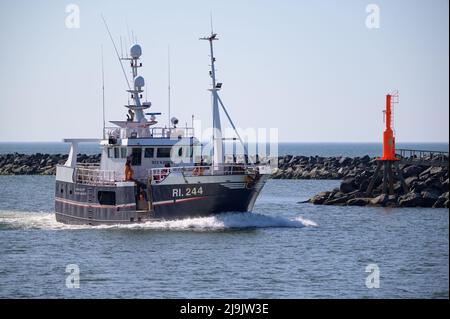 Hvide Sande, Dänemark. 21. April 2022. Das Fischerboot 'RI 244 - RIKKE H??Y' fährt durch das Wellenbrecher in den Hafen von Hvide Sande. Quelle: Jonas Walzberg/dpa/Alamy Live News Stockfoto