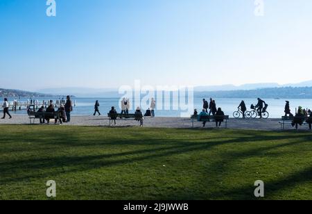 Zürich, Schweiz - März 5. 2022: Menschen genießen den Blick über den See Stockfoto