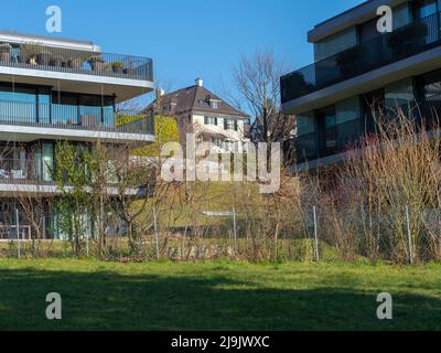 Zürich, Schweiz - März 5. 2022: Historische und moderne Wohnarchitektur im Kontrast Stockfoto