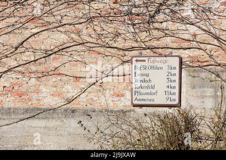 St. Ottilien, Deutschland - 13. März 2022: Schild, das die Entfernung mehrerer Wanderziele in der Nähe des Landsberg am Lech angibt. S Stockfoto