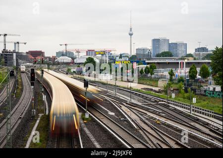 Berlin, Deutschland. 24.. Mai 2022. Zwei S-Bahnen fahren bis zur Haltestelle Warschauer Straße. Quelle: Christophe Gateau/dpa/Alamy Live News Stockfoto