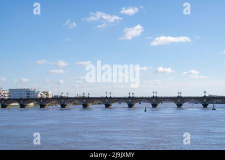 Die Pont de Pierre in Bordeaux Frankreich während einer sonnigen Stockfoto