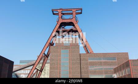 Essen, Deutschland - 26. März 2022: Eines der Wahrzeichen des Ruhrgebiets: Der Schachtturm der Zeche Zollverein. Stockfoto