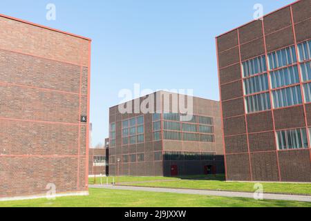 Essen, Deutschland - 26. März 2022: Backsteingebäude auf der Zeche Zollverein. Stockfoto