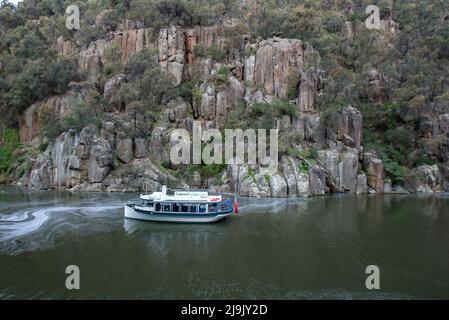 Ein Boot fährt entlang des South Esk River im unteren Teil der Cataract Gorge bei Launceston in Tasmanien, Australien. Stockfoto