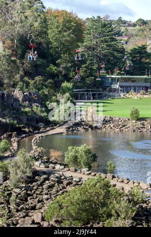 Ein Sessellift überquert das erste Becken in der Cataract Gorge bei Launceston in Tasmanien, Australien. Stockfoto