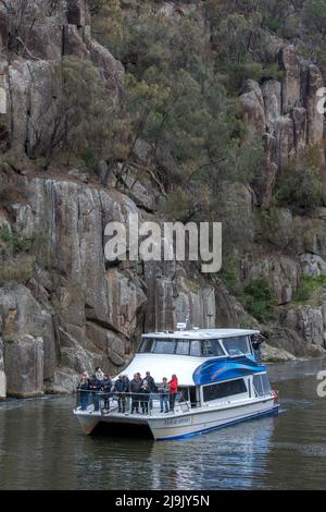 Ein Katamaran-Boot fährt entlang des South Esk River im unteren Teil der Cataract Gorge bei Launceston in Tasmanien, Australien. Stockfoto