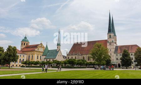 Altötting, Deutschland - 25. Jul 2021: Blick auf den Kapellplatz. Mit Kapuzinerkloster St. Magdalena, Gnadenkapelle und St. Phil Stockfoto