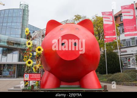 Ludwigsburg, Deutschland - 15. Nov 2021: Vorderansicht des größten Sparschweinens der Welt. Vor der Filiale einer Sparkasse. Stockfoto