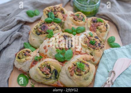 Selbst gemachte Vollkornbrötchen mit wildem Knoblauch Stockfoto