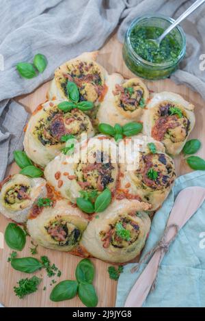 Selbst gemachte Vollkornbrötchen mit wildem Knoblauch Stockfoto