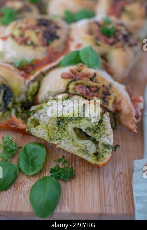 Selbst gemachte Vollkornbrötchen mit wildem Knoblauch Stockfoto