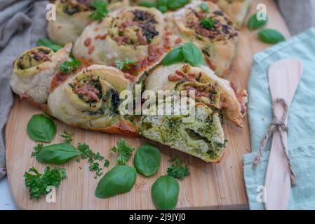 Selbst gemachte Vollkornbrötchen mit wildem Knoblauch Stockfoto