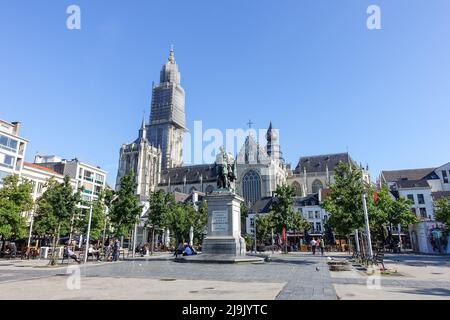 Antwerpen, Belgien - 11. Jul 2021: Blick auf die Kathedrale unserer Lieben Frau (Lieve-Vrouwekathedral) im Stadtzentrum von Antwerpen. Stockfoto