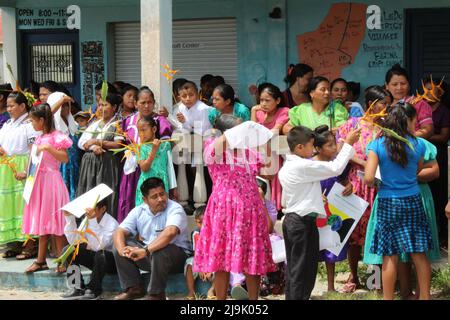 PUNTA GORDA, BELIZE - 28. JULI 2015 wütende Protestmassen vor Gericht während des Falles von Santa Cruz 13, der der falschen Inhaftierung beschuldigt wurde Stockfoto