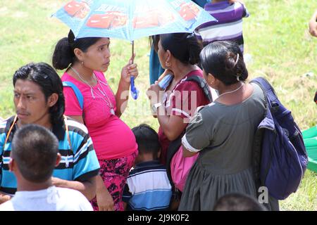 PUNTA GORDA, BELIZE - 28. JULI 2015 Familien protestieren vor Gericht während des Falles von Santa Cruz 13 der falschen Inhaftierung beschuldigt Stockfoto