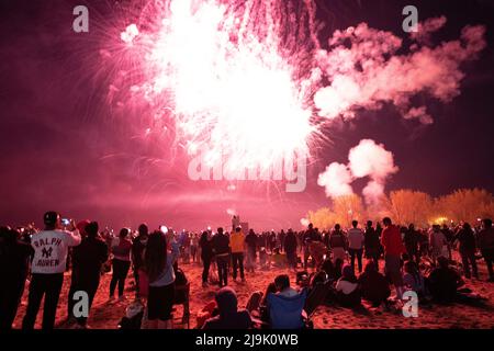 Toronto, Ontario, Kanada. 23.. Mai 2022. Feierlichkeiten zum Victoria Day am Woodbine Beach in Toronto am Montagabend. Es war das erste städtische Feuerwerksereignis seit 2019 aufgrund der Pandemie. Menschenmassen versammelten sich am Strand, um sich die Show anzusehen. (Bild: © Arlyn McAdorey/ZUMA Press Wire) Stockfoto