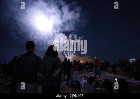 Toronto, Ontario, Kanada. 23.. Mai 2022. Feierlichkeiten zum Victoria Day am Woodbine Beach in Toronto am Montagabend. Es war das erste städtische Feuerwerksereignis seit 2019 aufgrund der Pandemie. Menschenmassen versammelten sich am Strand, um sich die Show anzusehen. (Bild: © Arlyn McAdorey/ZUMA Press Wire) Stockfoto