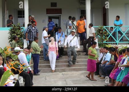 PUNTA GORDA, BELIZE - 28. JULI 2015 Maya-Führer und rat am Gerichtsgebäude während des Falles von Santa Cruz 13 der falschen Inhaftierung beschuldigt Stockfoto