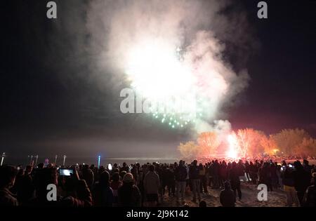 Toronto, Ontario, Kanada. 23.. Mai 2022. Feierlichkeiten zum Victoria Day am Woodbine Beach in Toronto am Montagabend. Es war das erste städtische Feuerwerksereignis seit 2019 aufgrund der Pandemie. Menschenmassen versammelten sich am Strand, um sich die Show anzusehen. (Bild: © Arlyn McAdorey/ZUMA Press Wire) Stockfoto