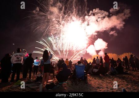 Toronto, Ontario, Kanada. 23.. Mai 2022. Feierlichkeiten zum Victoria Day am Woodbine Beach in Toronto am Montagabend. Es war das erste städtische Feuerwerksereignis seit 2019 aufgrund der Pandemie. Menschenmassen versammelten sich am Strand, um sich die Show anzusehen. (Bild: © Arlyn McAdorey/ZUMA Press Wire) Stockfoto