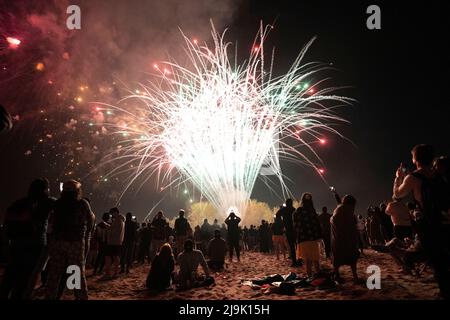 Toronto, Ontario, Kanada. 23.. Mai 2022. Feierlichkeiten zum Victoria Day am Woodbine Beach in Toronto am Montagabend. Es war das erste städtische Feuerwerksereignis seit 2019 aufgrund der Pandemie. Menschenmassen versammelten sich am Strand, um sich die Show anzusehen. (Bild: © Arlyn McAdorey/ZUMA Press Wire) Stockfoto