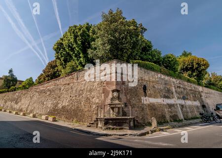 Ein Trinkbrunnen an der Ecke der antiken Medici-Villa von Poggio a Caiano, Prato, Italien Stockfoto