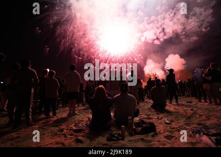 Toronto, Ontario, Kanada. 23.. Mai 2022. Feierlichkeiten zum Victoria Day am Woodbine Beach in Toronto am Montagabend. Es war das erste städtische Feuerwerksereignis seit 2019 aufgrund der Pandemie. Menschenmassen versammelten sich am Strand, um sich die Show anzusehen. (Bild: © Arlyn McAdorey/ZUMA Press Wire) Stockfoto