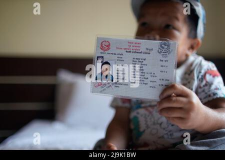 Kathmandu, Nepal. 24.. Mai 2022. Dor Bahadur Khapangi 18, der kürzeste lebende männliche Teenager, der im Durchschnitt (2 Fuß 4,9 Zoll) gemessen wurde, hält seine Staatsbürgerschaft in einem Hotelzimmer, bevor er am Dienstag, den 24. Mai 2022, in Kathmandu, Nepal, die Rekordhalterbescheinigung über Guinness-Weltrekorde erhält. (Bild: © Skanda Gautam/ZUMA Press Wire) Stockfoto