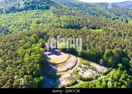 Die Luftaufnahme vom Sieg- und Friedensdenkmal in Edenkoben wurde 1899 auf dem Werderberg bei Edenkoben errichtet. Rheinland-Pfalz, Deutschland. Stockfoto