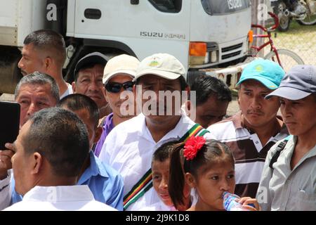 PUNTA GORDA, BELIZE - 28. JULI 2015 Maya-Führer protestieren vor Gericht während des Falles von Santa Cruz 13, der der falschen Inhaftierung beschuldigt wird Stockfoto