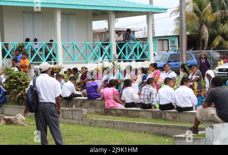 PUNTA GORDA, BELIZE - 28. JULI 2015 Maya protestieren Massen vor Gericht während des Falles von Santa Cruz 13, der der falschen Inhaftierung beschuldigt wird Stockfoto