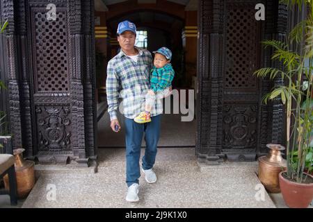 Kathmandu, Nepal. 24.. Mai 2022. Älterer Bruder von Dor Bahadur Khapangi, 18, dem kürzesten lebenden männlichen Teenager, der im Durchschnitt (2 Fuß 4,9 Zoll) seinen jüngeren Bruder zur Veranstaltung trug, bevor er am Dienstag, dem 24. Mai 2022, die Rekordhalterbescheinigung über Guinness-Weltrekorde in Kathmandu, Nepal, erhielt. (Bild: © Skanda Gautam/ZUMA Press Wire) Stockfoto